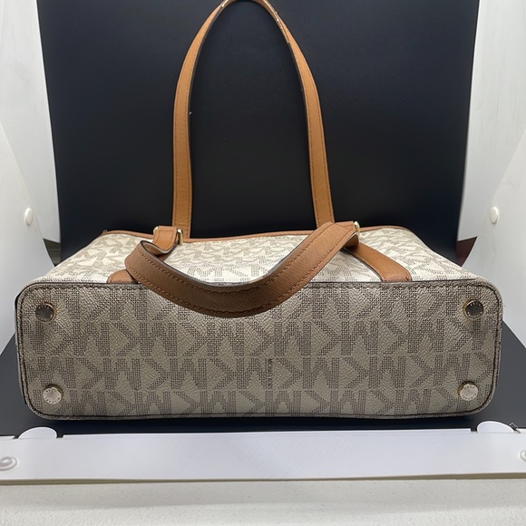 Michael Kors Tote Bag - Picture 13 of 15